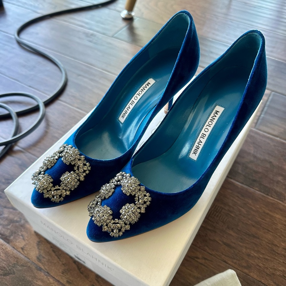 Manolo Blahnik Hangisi 70 Velvet blue pumps, size 36.